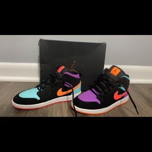 AIR JORDAN 1 MID- BLACK TOE/ORANGE/AURORA